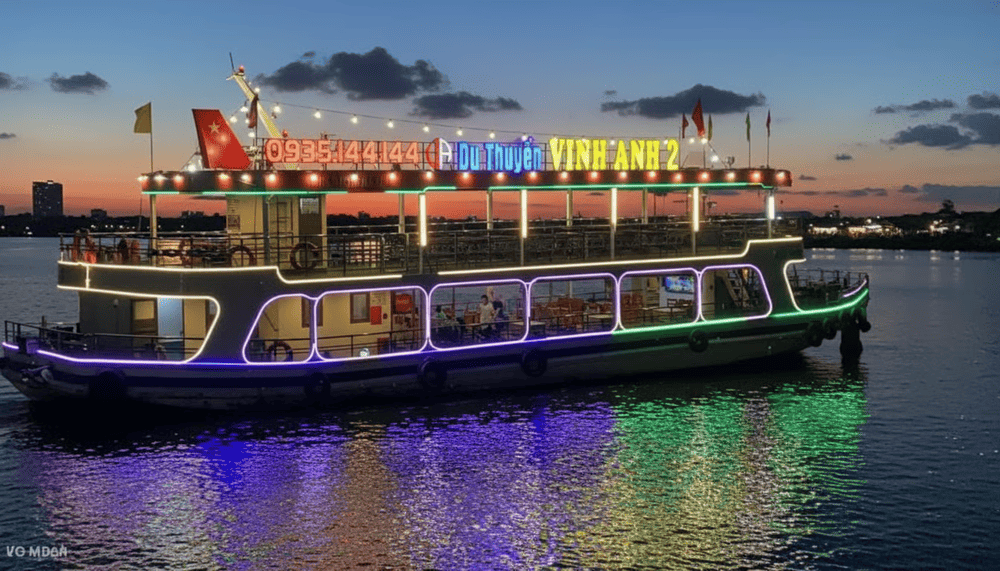 Trải nghiệm du thuyền trên sông để chiêm ngưỡng vẻ đẹp của những cây cầu và sự yên bình của sông Hàn (Nguồn: Internet)